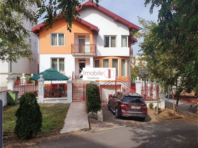 Vila spatioasa Zorilor